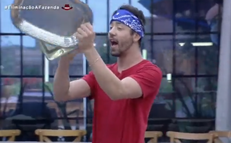 Rico inicia guerra de panelas em A Fazenda