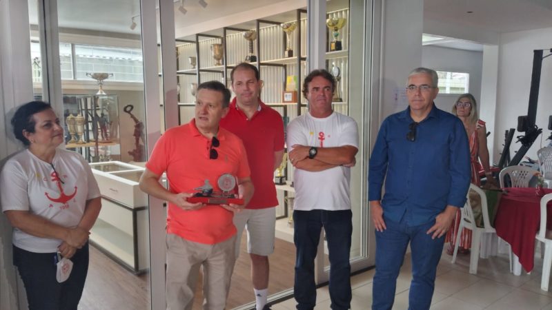 Bertolin na entrega do Troféu O Remador concedido ao Grupo ND pelo Aldo Luz