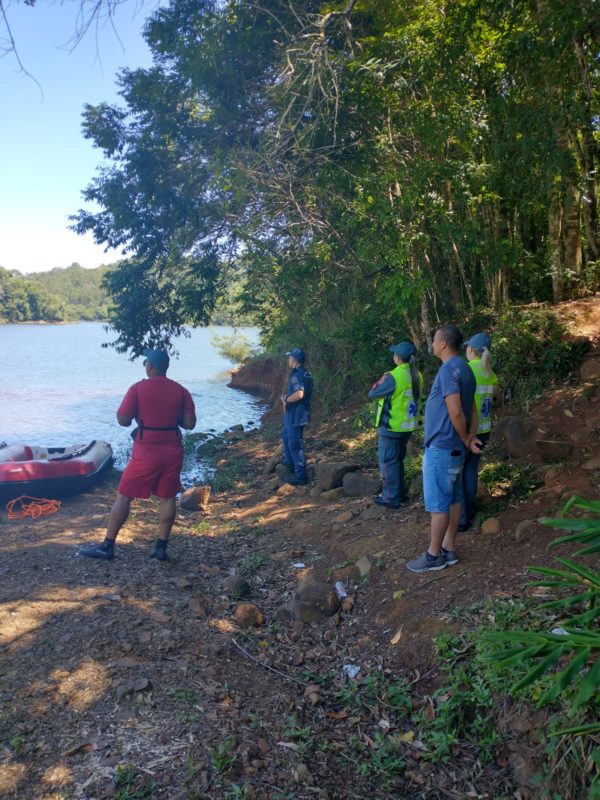 Familiares e amigos acompanham as buscas pelo corpo que iniciaram nesta manhã de quarta (8). O local fica a cerca de 10 km do Centro de Alto Bela Vista.