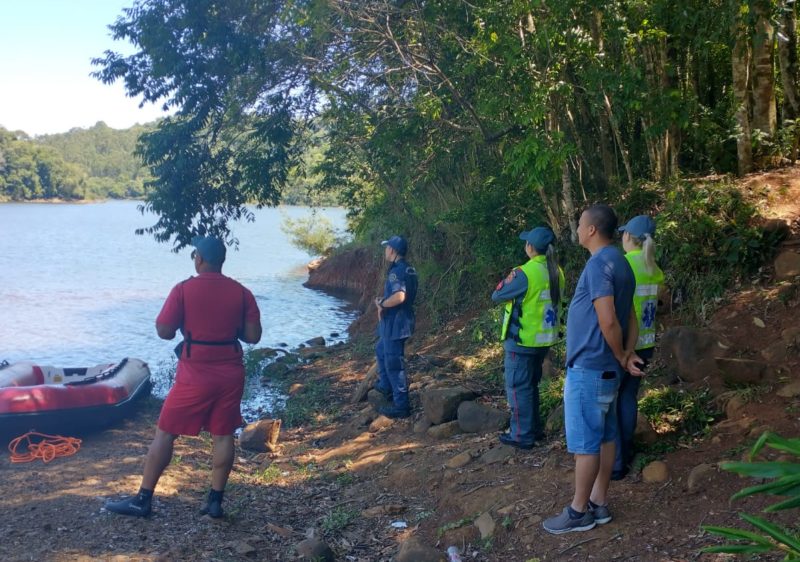 Familiares e amigos acompanharam as buscas pelo corpo.