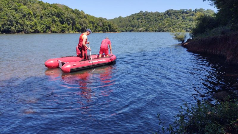 Ao menos quatro bombeiros fazem buscas no rio Uruguai onde estaria o corpo de Roseli Fátima Stoll, de 38 anos, conforme revelou o namorado, de 34 anos, suspeito do crime.