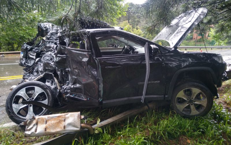Carro da família bateu em caminhão na SC-418 &#8211; Foto: PMRv/Divulgação
