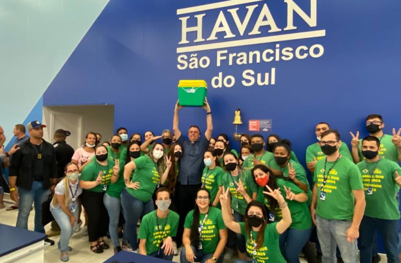 bolsonaro posa para fotos com funcionários da havan