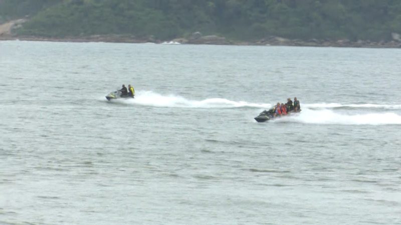 bolsonaro anda de jet ski na praia de são francisco dos sul