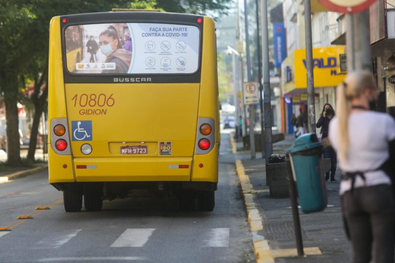 ônibus circulando em Joinville