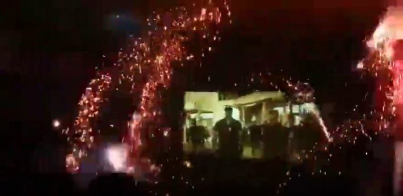 V&iacute;deo mostra momento em que fogos de artif&iacute;cio s&atilde;o queimados dentro de sala de cinema na &Iacute;ndia – Foto: Reprodu&ccedil;&atilde;o/Instagram