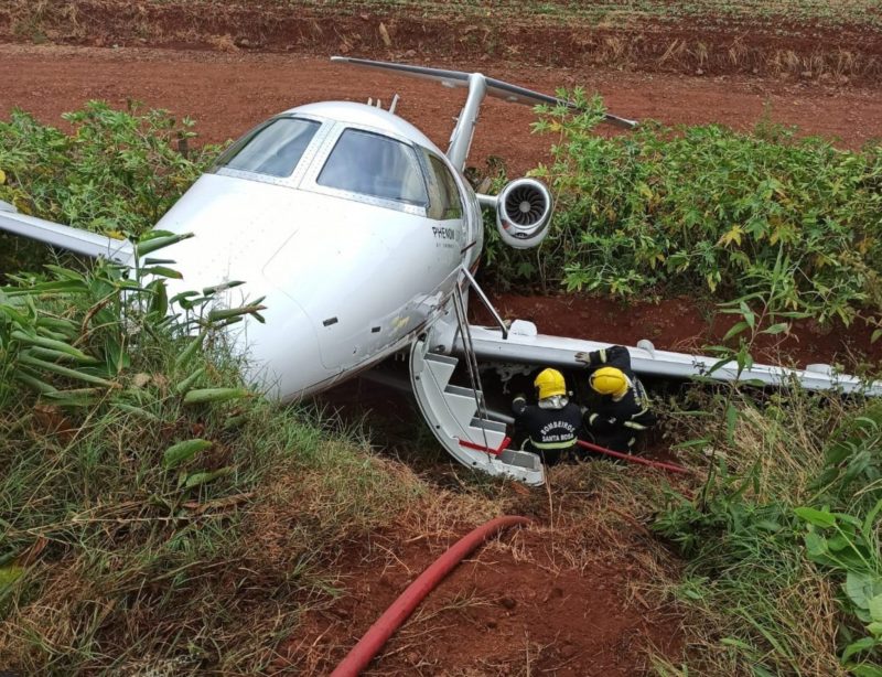 Jato executivo derrapa e sai da pista no aeroporto de Santa Rosa &mdash; Foto: Corpo de Bombeiros Militar/Divulga&ccedil;&atilde;o/ND