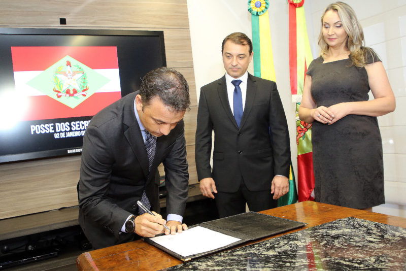 Helton assina posse em 2 de janeiro de 2019, ao lado de Mois&eacute;s e Daniela – Foto: James Tavares/Divulga&ccedil;&atilde;o/ND