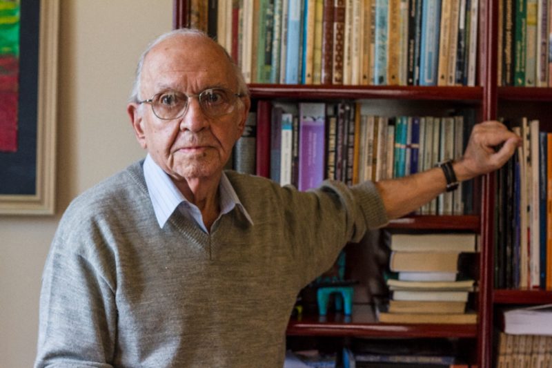 Silveira de Souza nunca escreveu para os cr&iacute;ticos e, no fundo, nem para os leitores – Foto: Fl&aacute;vio Tin/Arquivo/ND