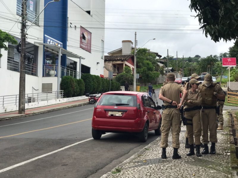Policias participam de simula&ccedil;&atilde;o de roubo a banco em Sider&oacute;polis – Foto: Karol Carvalho/NDTV