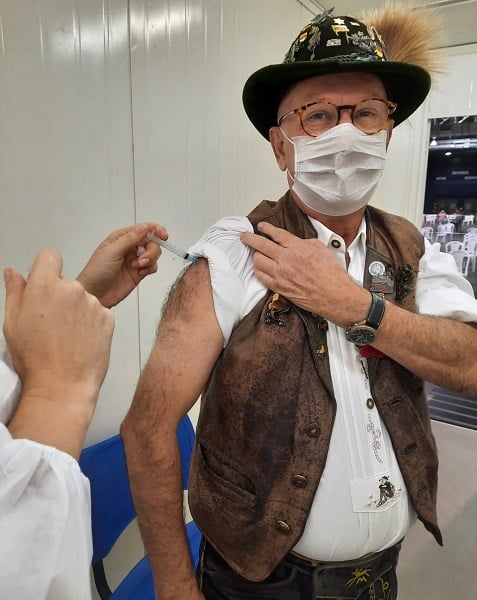 O maestro do grupo Velhos Camaradas fez uma homenagem aos amigos que se foram e aos que dependem do setor de eventos e entretenimento – Foto: Reprodu&ccedil;&atilde;o/Internet/ND