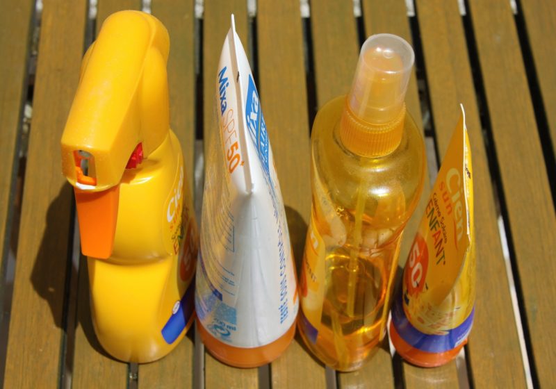Produtos de verão em deck de praia
