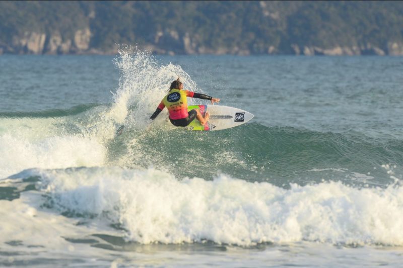 Luiz Mendes detonando nas ondas – Foto: M&aacute;rcio David Photo/Divulga&ccedil;&atilde;o