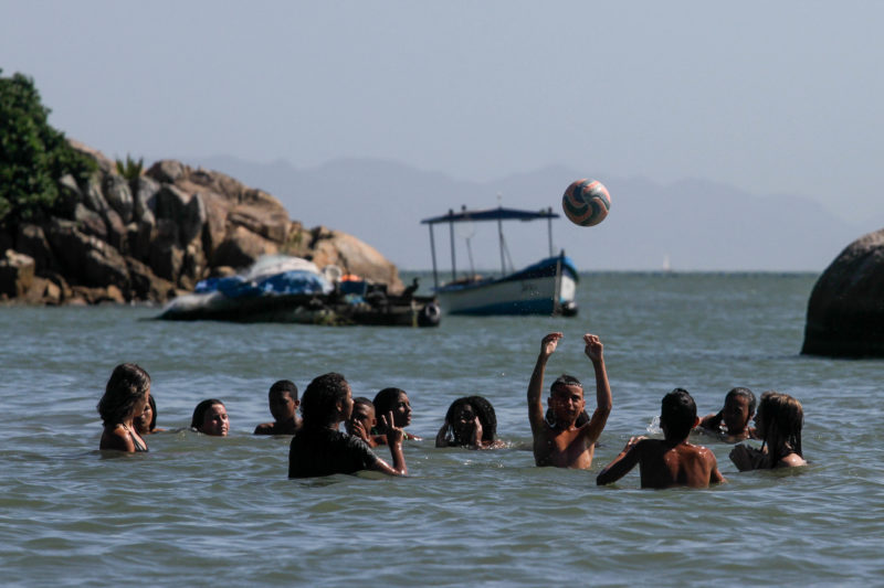 Tarde de calor na praia da Tapera, no Sul da Ilha, nesta segunda-feira (20) – Foto: Leo Munhoz/ND