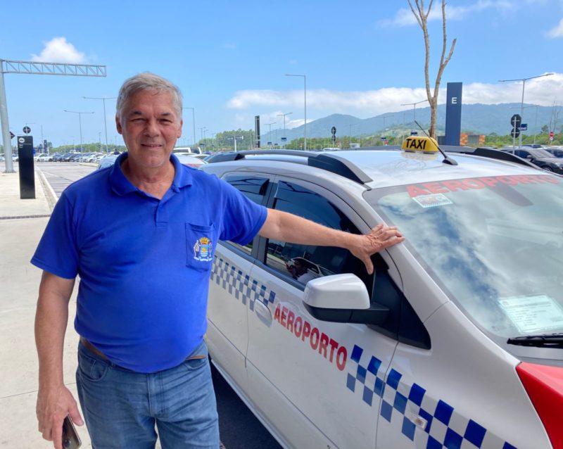 Jaime Souza trabalha desde 1995 como taxista e tem como ponto principal o aeroporto da Capital – Foto: Marcos Jord&atilde;o/ND