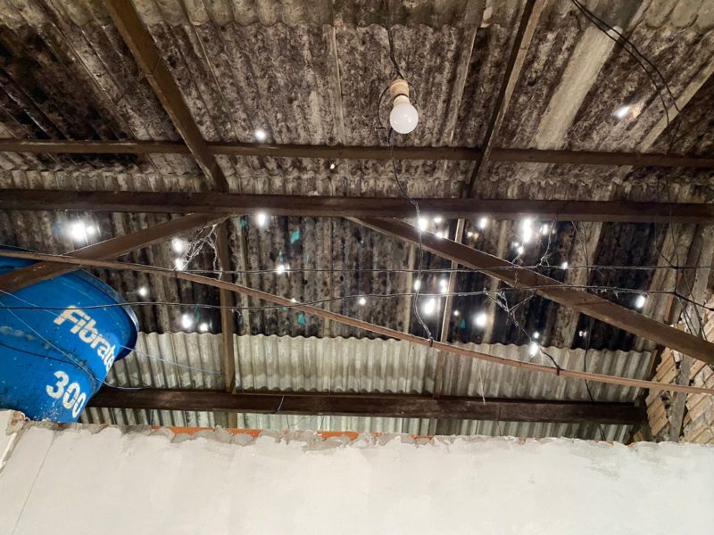 Resid&ecirc;ncia teve telhado destru&iacute;do por conta do granizo em Florian&oacute;polis – Foto: Defesa Civil de Florian&oacute;polis/Divulga&ccedil;&atilde;o/ND