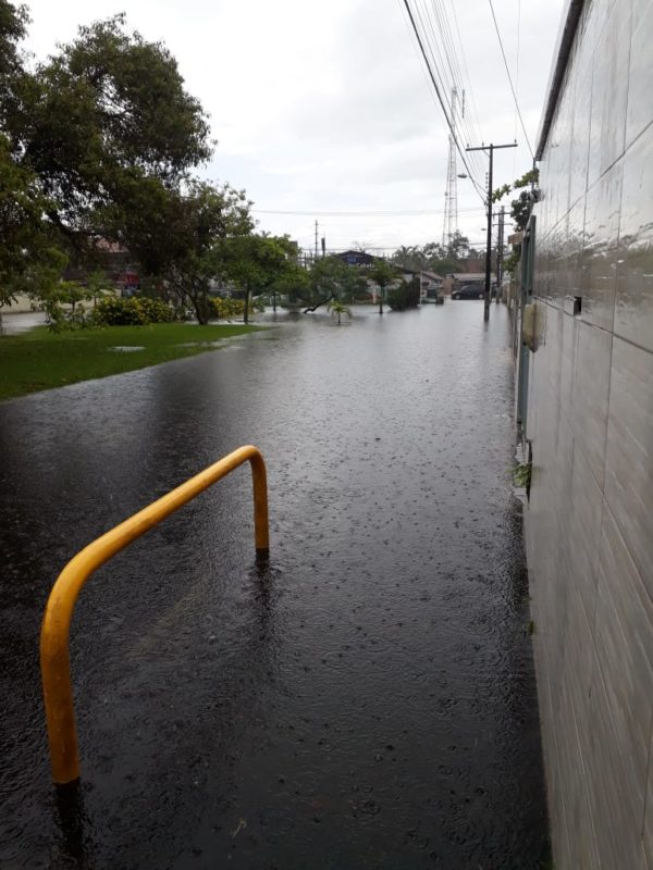Na Vargem Grande, ao lado de Canasvieiras, o condom&iacute;nio Vilares tamb&eacute;m est&aacute; embaixo d’&aacute;gua devido &agrave;s torrenciais chuvas – Foto: Divulga&ccedil;&atilde;o/ND
