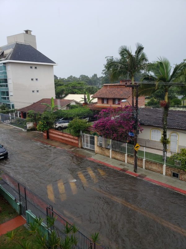 Ruas est&atilde;o alagadas em Canasvieiras – Foto: Julia Schaefer/ND