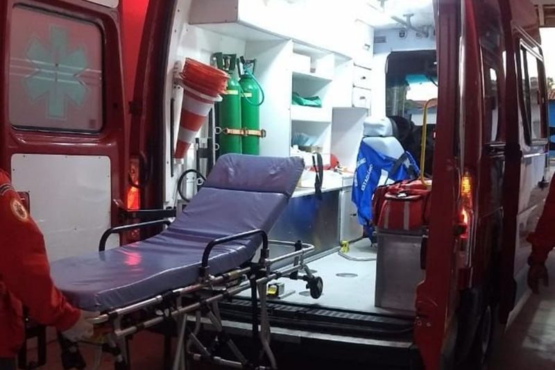 Segundo os bombeiros, os tiros acertaram o bra&ccedil;o e a perna da v&iacute;tima – Foto: Bombeiros/Divulga&ccedil;&atilde;o/ND