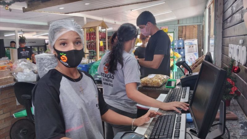Tha&iacute;s atendeu diversas pessoas que sa&iacute;ram apavoradas do atacadista – Foto: N&iacute;colas Hor&aacute;cio/ND