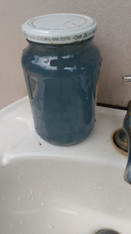 Moradores fizeram imagens da cor da &aacute;gua, e relataram n&atilde;o ser a primeira vez que acontece – Foto: Divulga&ccedil;&atilde;o/Reda&ccedil;&atilde;o ND