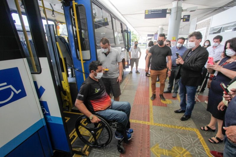 Cadeirante lembra de problemas no elevador, na época em que utilizava o transporte público, do qual desistiu &#8211; Foto: Leo Munhoz/ND