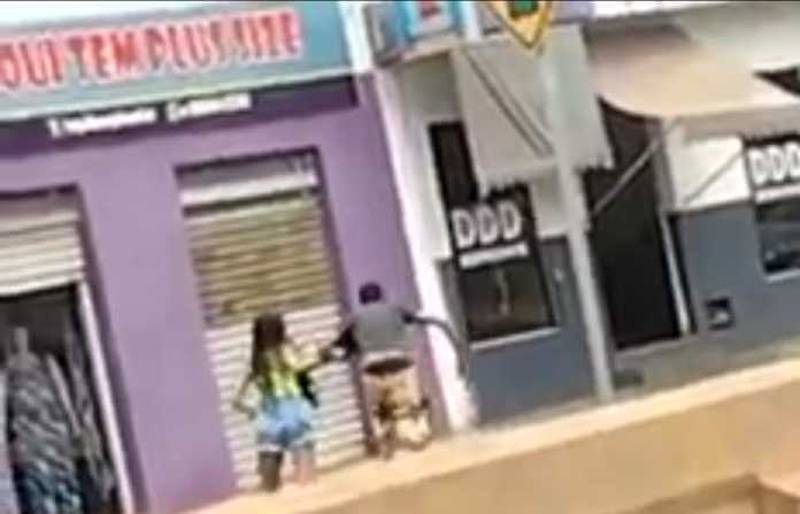 Homem foi arrastado pela dona do petshop. – Foto: Reprodu&ccedil;&atilde;o/Internet