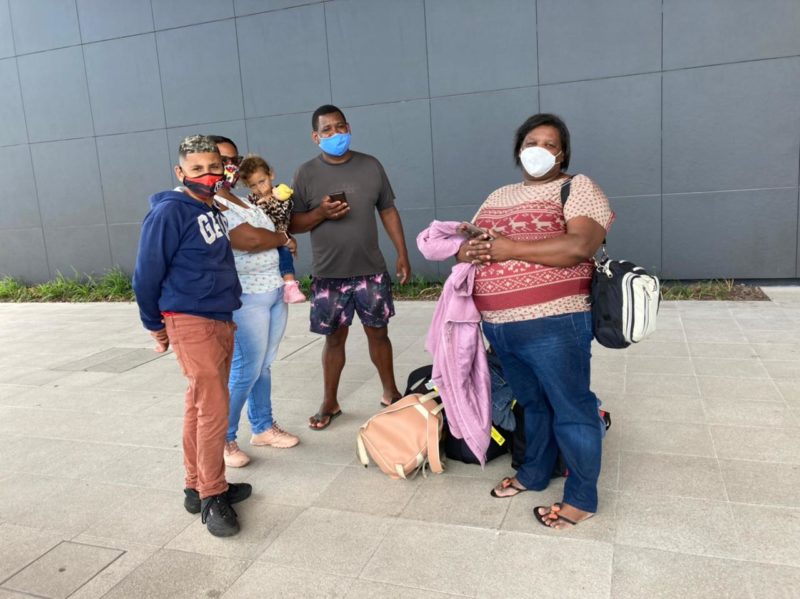 Winterson Silva e sua fam&iacute;lia aguardam chegada de motorista por aplicativo – Foto: Marcos Jord&atilde;o/ND