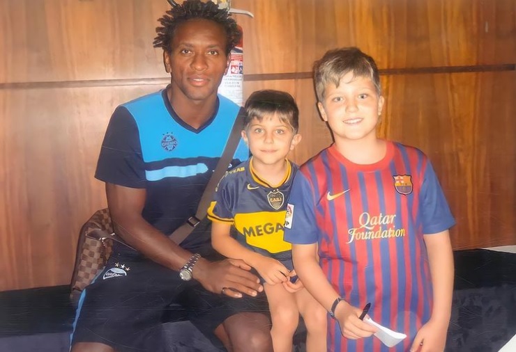 Registro do primeiro aut&oacute;grafo, com o jogador Z&eacute; Roberto – Foto: Arquivo Pessoal/ND