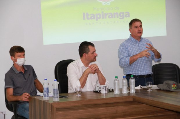 Secretário de Estado da da Agricultura, da Pesca e do Desenvolvimento Rural, Altair Silva, visitou municípios nesta terça-feira (4). – Foto: Julian Wildner/Prefeitura Itapiranga