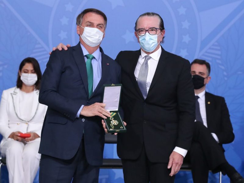 O presidente da Rep&uacute;blica, Jair Bolsonaro, e o m&eacute;dico-cirurgi&atilde;o Antonio Luiz Macedo, durante a cerim&ocirc;nia de entrega das Medalhas da Ordem do M&eacute;rito M&eacute;dico e M&eacute;rito Oswaldo Cruz, no Pal&aacute;cio do Planalto, em agosto de 2021 – Foto: Isac N&oacute;brega/Divulga&ccedil;&atilde;o/ND