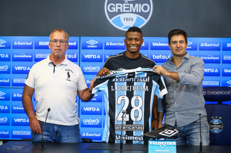 Orejuela é apresentado pelo diretor de futebol do Grêmio, Sérgio Vasques e pelo executivo Diego Cerri. &#8211; Foto: Lucas Uebel/Gremio FBPA