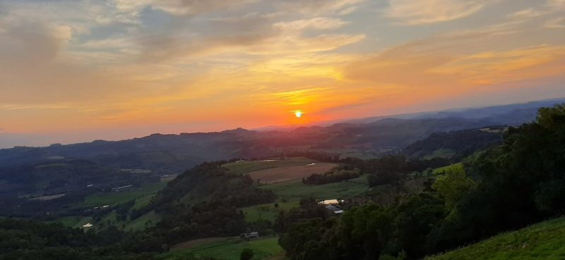Contemplar as belezas naturais, aproveitar momentos de lazer em meio a natureza, admirar o pôr do sol e desacelerar da correria cotidiana. Os atrativos turísticos de Coronel Freitas, no oeste catarinense, proporcionam aos visitantes apreciar coisas simples da vida, como a companhia de pessoas queridas, boas conversas, um piquenique ao ar livre ou o registro fotográfico de momentos especiais. – Foto: Divulgação/ND