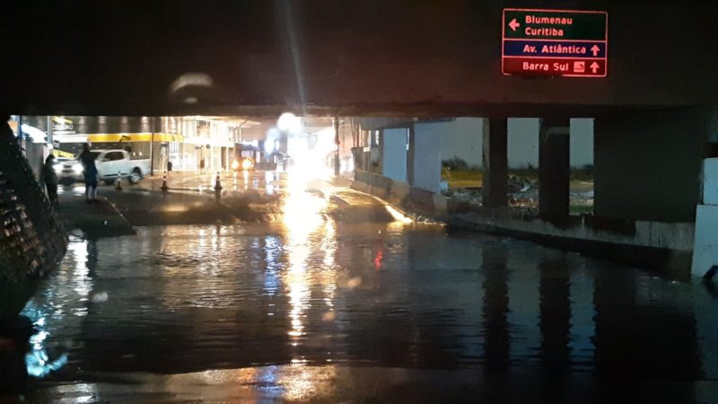 Avenida Panor&acirc;mica tamb&eacute;m ficou embaixo d’&aacute;gua em Balne&aacute;rio Cambori&uacute; – Foto: Secom BC/Reprodu&ccedil;&atilde;o