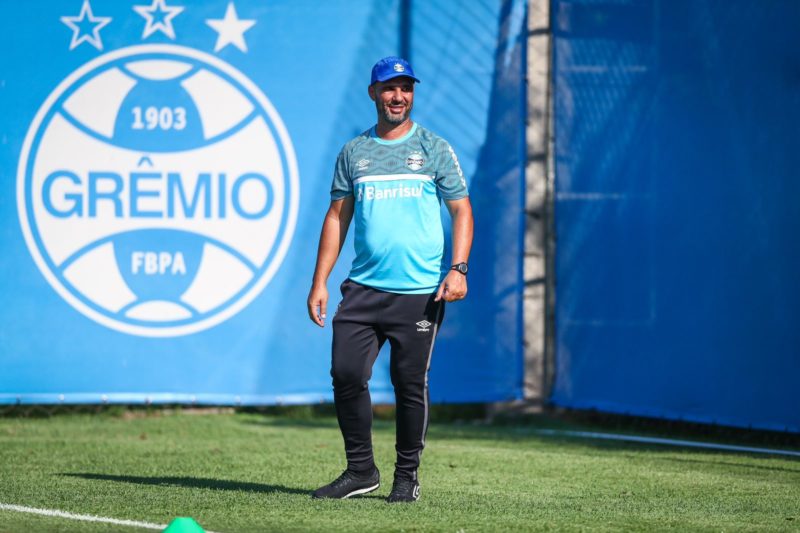 Preparador físico Reverson Pimentel prepara o grupo para estrear durante a pré-temporada - Foto: Lucas Uebel/Grêmio FBPA