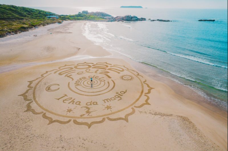 Artista de S&atilde;o Paulo, Reciclayton desenha murais gigantes nas praias da Ilha – Foto: Luis Debiasi/ND
