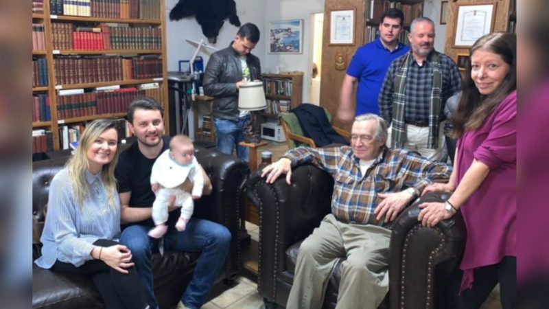 Julia e fam&iacute;lia na casa de Olavo de Carvalho, nos Estados Unidos – Foto: Reprodu&ccedil;&atilde;o/ND