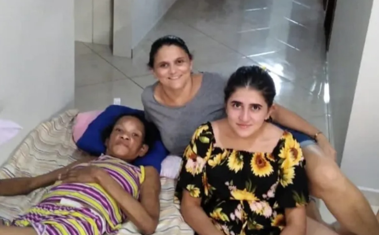 FOTOS: Mãe e filha adotam mulher em situação de rua em Minas Gerais