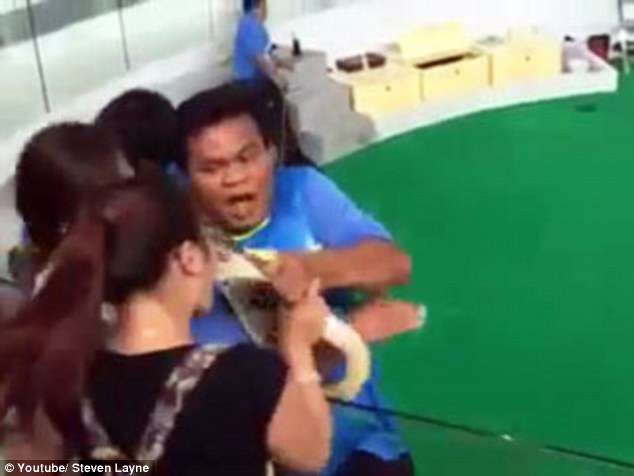 Jovem recebeu mordida violenta de cobra ao tentar beijar animal – Foto: Steven Layne/Reprodução/Internet