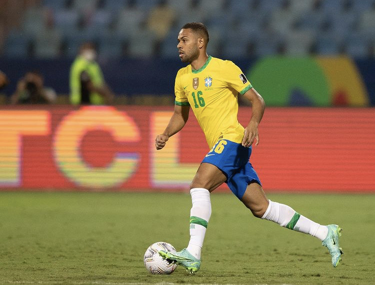 Renan Lodi perdeu vaga para jogar partidas das eliminatórias pela seleção brasileira
