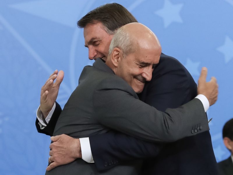 General Luiz Eduardo Ramos, ministro-chefe da Secretaria de Governo abra&ccedil;a o presidente Jair Bolsonaro – Foto: Marcos Corr&ecirc;a/Divulga&ccedil;&atilde;o/ND