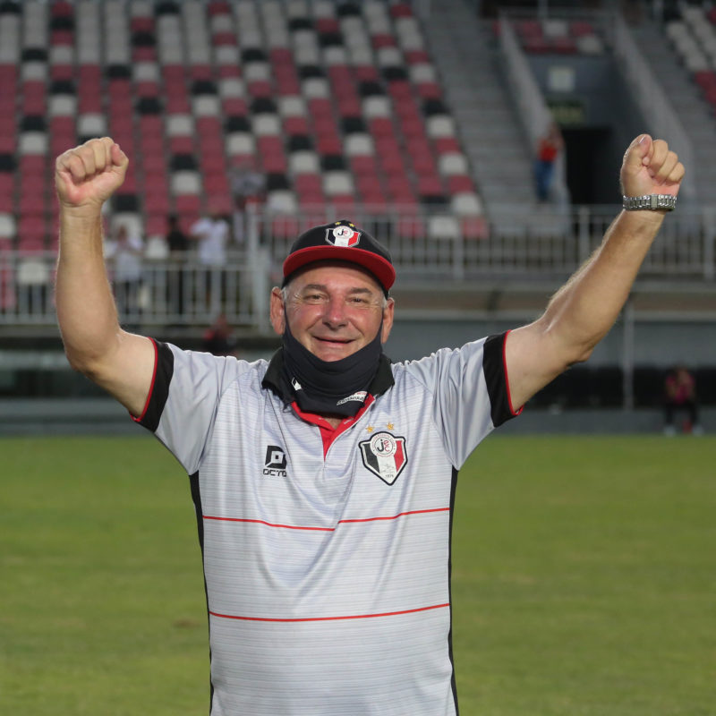 Seu Arlindo est&aacute; h&aacute; 9 anos no clube e sentiu o gosto do t&iacute;tulo da S&eacute;rie B, sua maior alegria – Foto: Vitor Forcellini/JEC/Divulga&ccedil;&atilde;o/ND