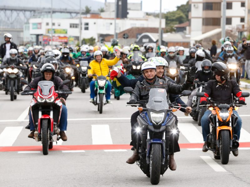 Senador Jorginho Mello na garupa da moto pilotada pelo presidente Jair Bolsonaro, passando pela Beira-Mar Continental, durante motociata em Florianópolis – Foto: Alan Santos/Divulgação/ND