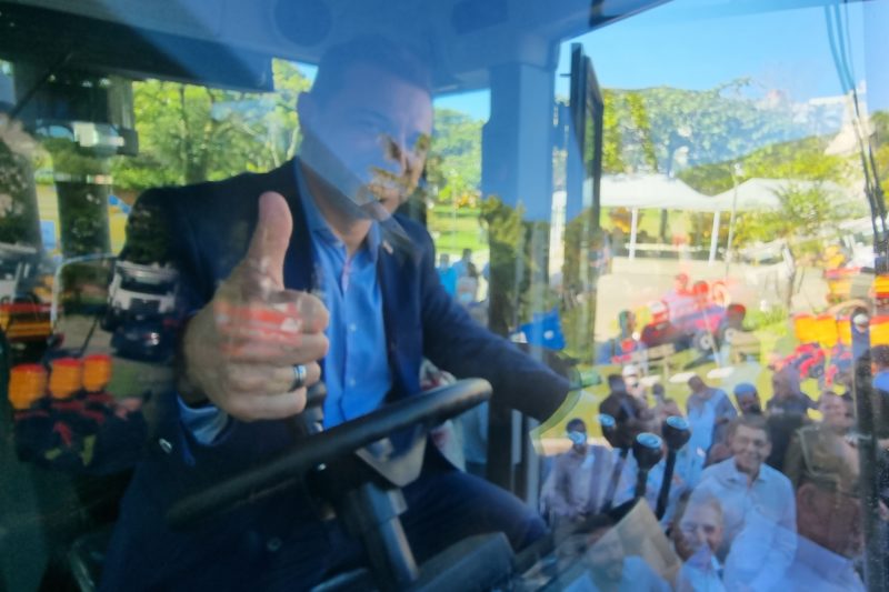 Carlos Mois&eacute;s posa para foto durante entrega de ve&iacute;culo pesado – Foto: Peterson Paul/Divulga&ccedil;&atilde;o/ND