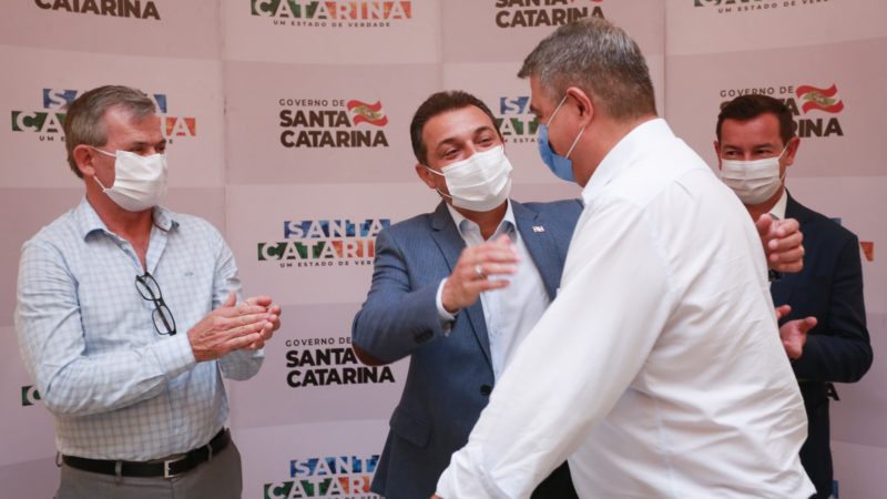 Carlos Mois&eacute;s cumprimenta Ant&iacute;dio Lunelli, ent&atilde;o prefeito de Jaragu&aacute; do Sul, em evento na Agron&ocirc;mica – Foto: Divulga&ccedil;&atilde;o/ND