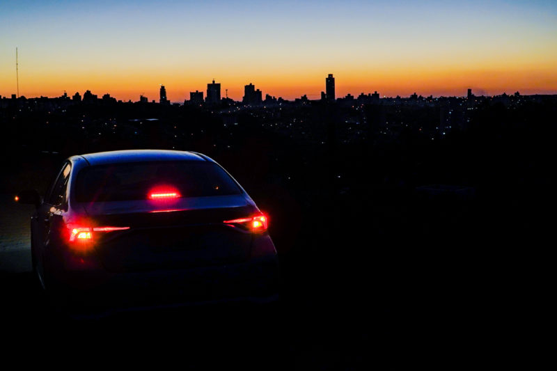 Carro de comitiva do governo estadual com os freios acionados diante do p&ocirc;r-do-sol em Chapec&oacute; – Foto: Ricardo Wollfenbuttel/Divulga&ccedil;&atilde;o/ND