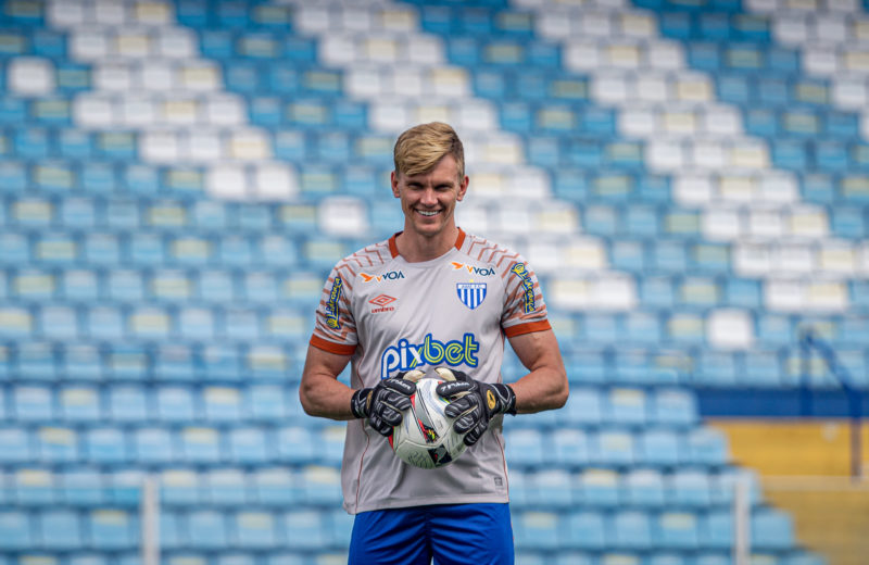 Douglas Friedrich, goleiro do Ava&iacute;, agora ser&aacute; ex-jogador avaiano. Atleta vai para o futebol da Ar&aacute;bia Saudita. – Foto: Leandro Boeira/Ava&iacute;/ND