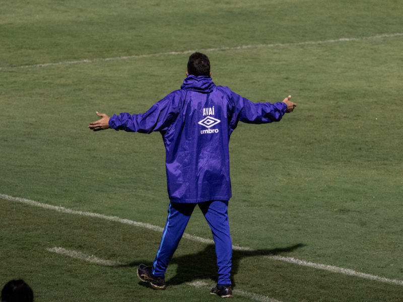 Claudinei Oliveira: t&eacute;cnico est&aacute; pressionado no cargo t&eacute;cnico do Ava&iacute; – Foto: Gustavo Medeiros/Divulga&ccedil;&atilde;o