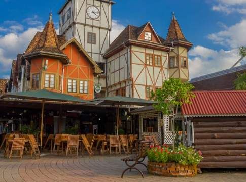 O sol aparece entre as nuvens nesta quarta-feira em Blumenau – Foto: Shutterstock/Reprodu&ccedil;&atilde;o