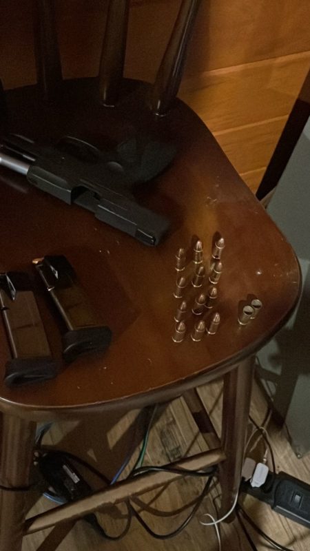Policiais apreenderam armas e muni&ccedil;&otilde;es do chefe de gabinete da C&acirc;mara de Balne&aacute;rio Cambori&uacute; – Foto: Pol&iacute;cia Militar/Reprodu&ccedil;&atilde;o